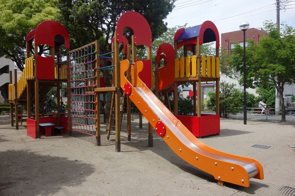 公園徹底攻略 中央一丁目東公園 複合遊具だけでなく広場もある 流転三昧