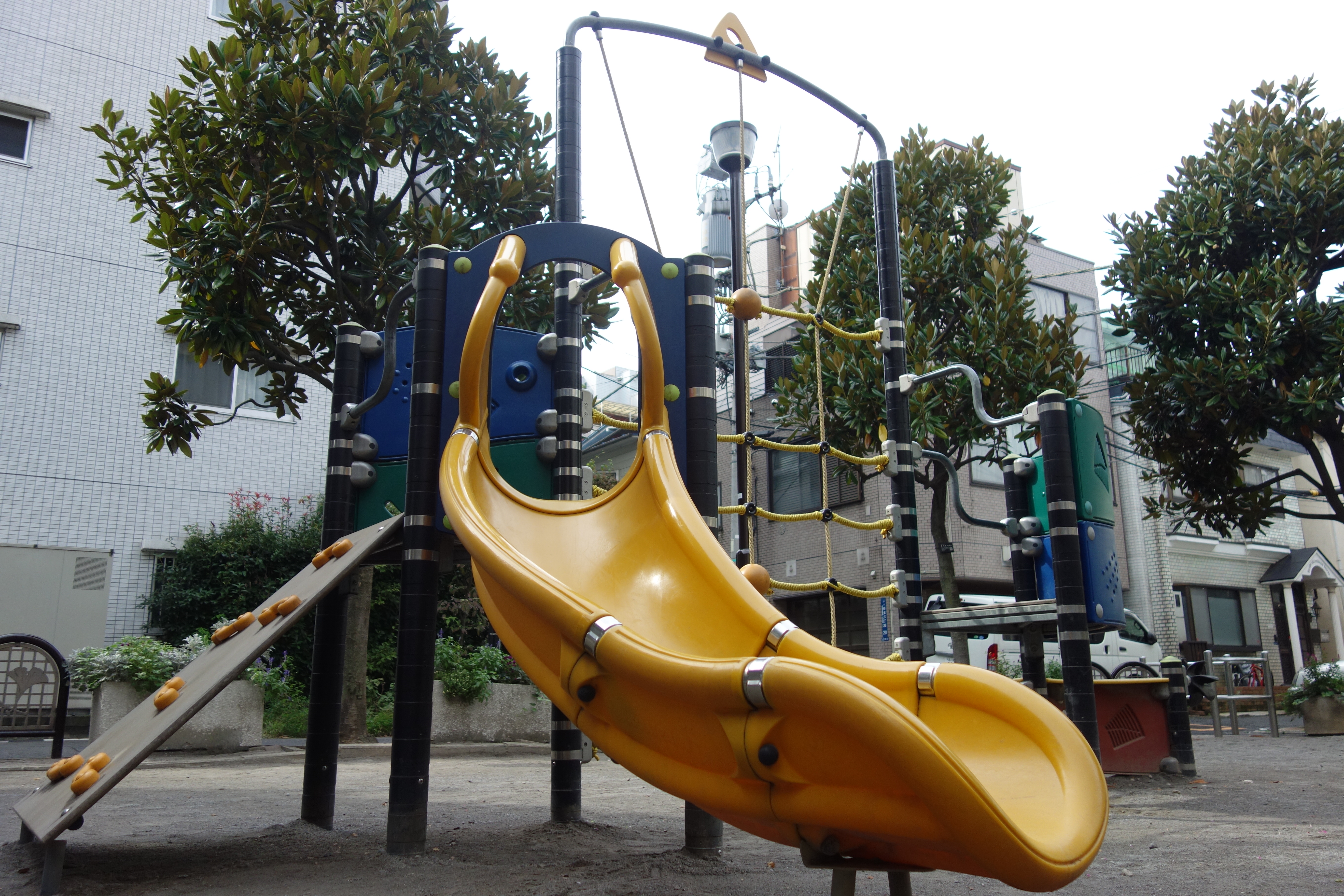 【公園徹底攻略】四の橋通児童遊園 商店街通りにある休憩スペースが多い公園